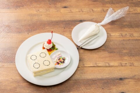 生クリームをたっぷり絞ってほっぺちゃんを作れるデザートプレート