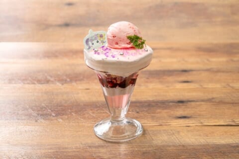 ピンク色がかわいい魔法少女ほっぺちゃんのおまじないパフェ