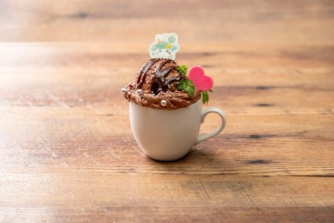 白いマグカップにチョコがたっぷり盛られたちょこっとチョコパフェ