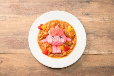 ピンクの着ぐるみほっぺちゃんが描かれたかわいいカレーライス
